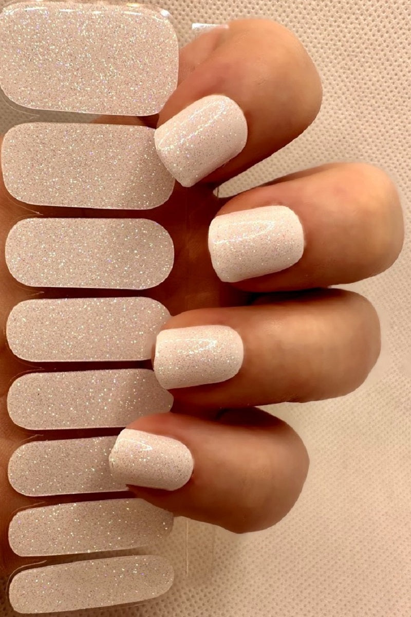 nails for white and gold dress 25 White and Gold Nail Designs Everyone Will Be Wearing in 2026